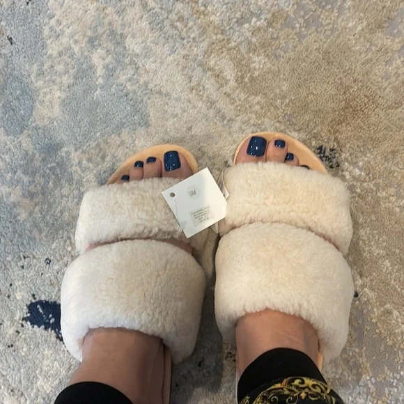 Gently Used Tory Burch Fur slippers Beige sz 9 Sheldon Shearling Two Band Slide - Picture 7 of 14